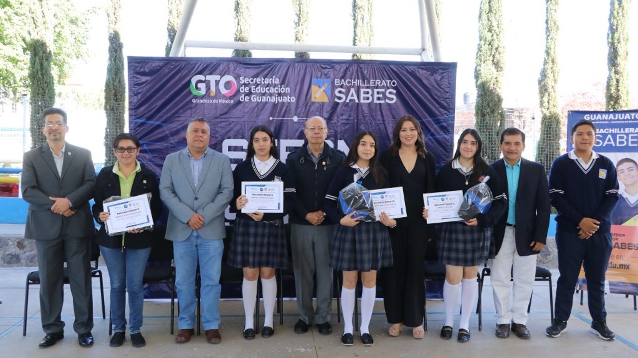 Estudiantes guanajuatenses de preparatoria destacan en robótica